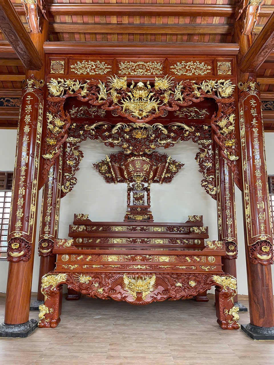 Cửa võng – ban thờ sơn son thếp vàng