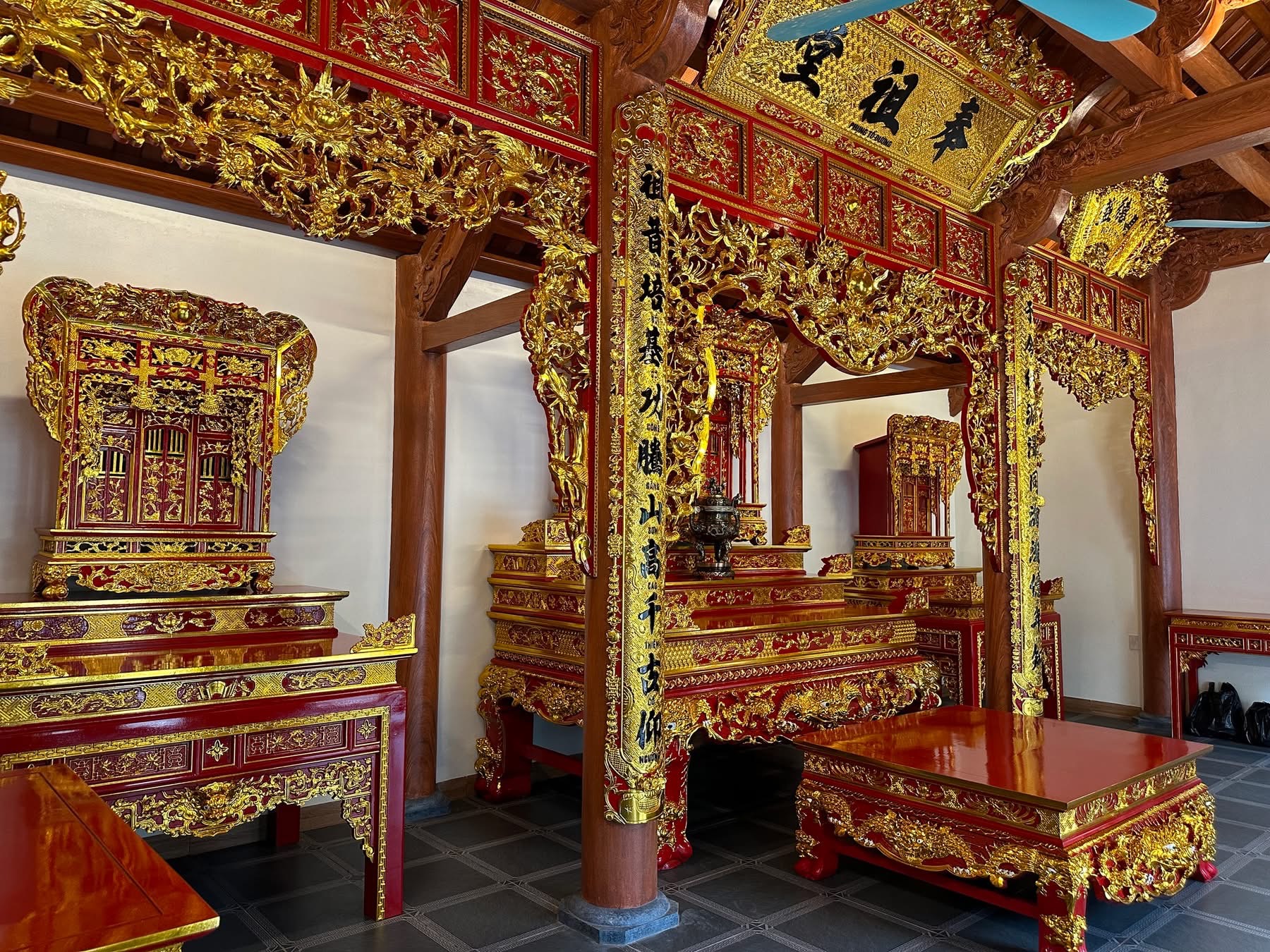 Nội thất gian thờ đỏ son thếp vàng